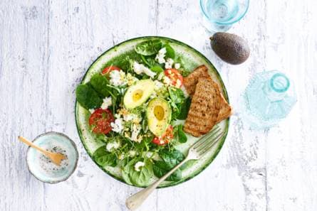 Spinazie, ei en avocado met geroosterd brood