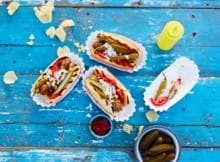 Deze hotdog maken we met braadworst en ingemaakte pepers. Iets minder scherp, maar nog steeds een flinke oppepper.