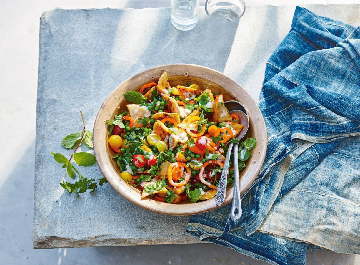 Fattoush met pita, kruiden en tuinerwten