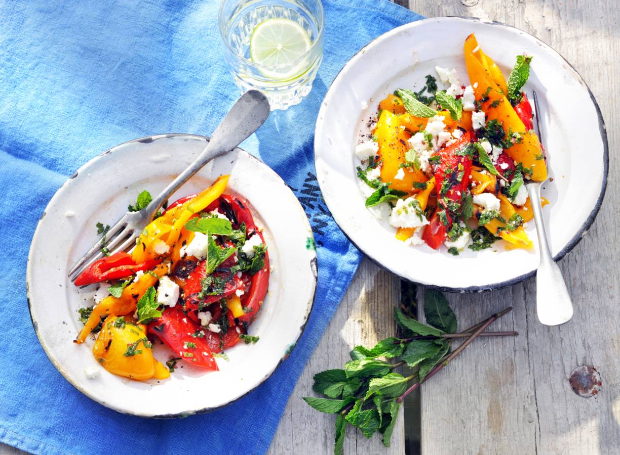 Gegrilde-paprikasalade met feta en munt