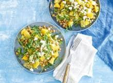 Mooi weer? Dan eten we lekker salade met bulgur, avocado, kikkererwten en rucola in de zon.