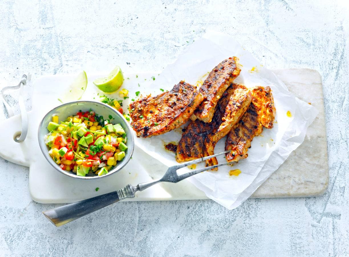 Krokante cajun-speklapjes met mais-avocadosalsa