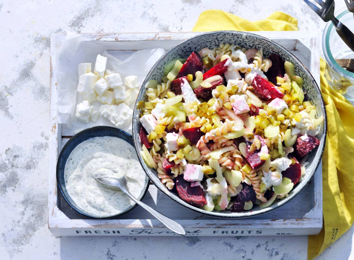 Pastasalade met bietjes, augurk, dille en feta