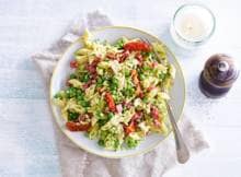 Zomerse dag? Dat vraagt om een salade in Italiaanse sferen met pasta en pesto.