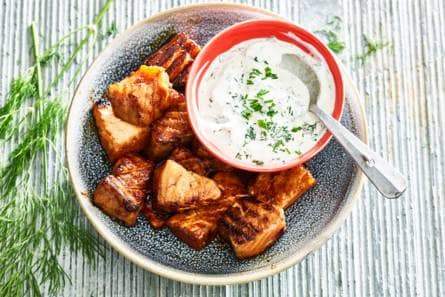Smoked salmon nuggets met ranchsaus