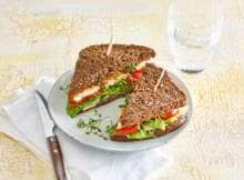 Vega lunch vandaag? Ga voor deze sandwich met tofu, tomaten en hummus.