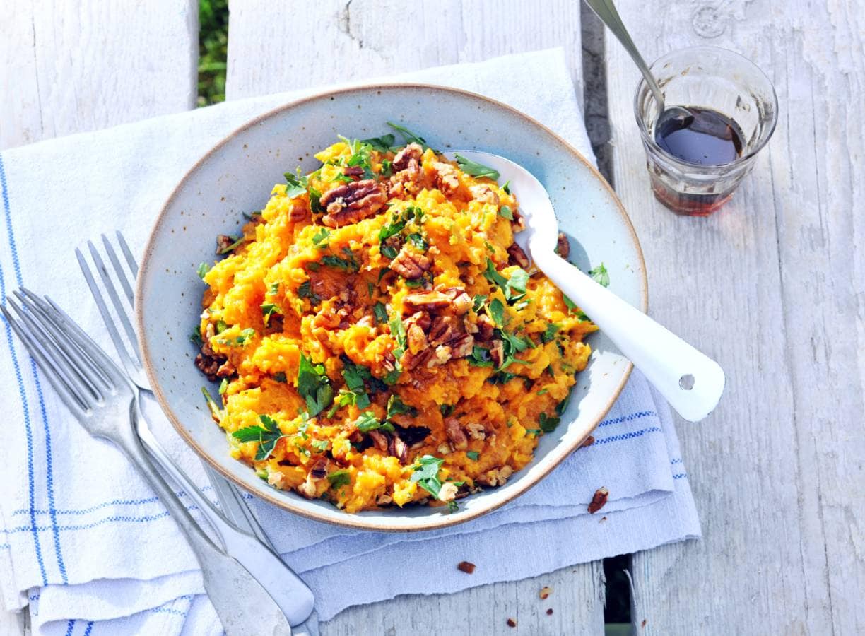 Zoete-aardappelpuree van de BBQ met ahornsiroop en pecannoten