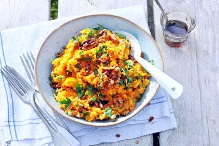 Zoete-aardappelpuree van de BBQ met ahornsiroop en pecannoten