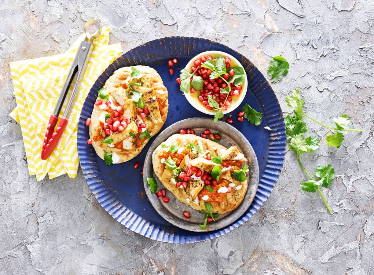 Gerookte tofu met naan en muhammara