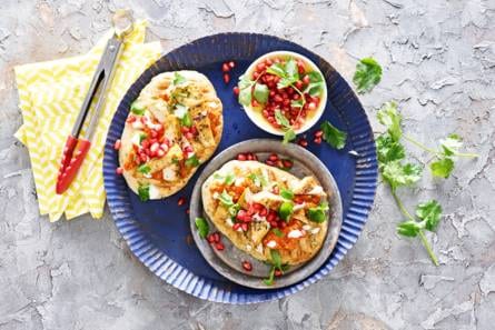 Gerookte tofu met naan en muhammara