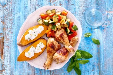 Gepofte zoete aardappel met kipdrumsticks