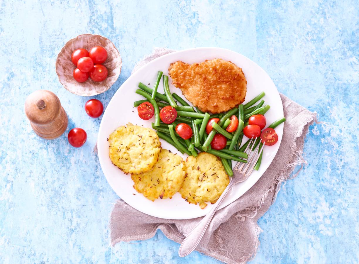Vegaschnitzel met röstikoekjes en sperziebonen