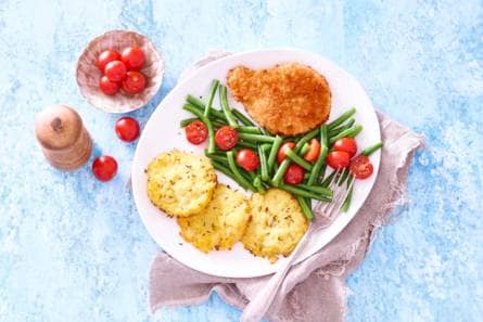 Vegaschnitzel met röstikoekjes en sperziebonen
