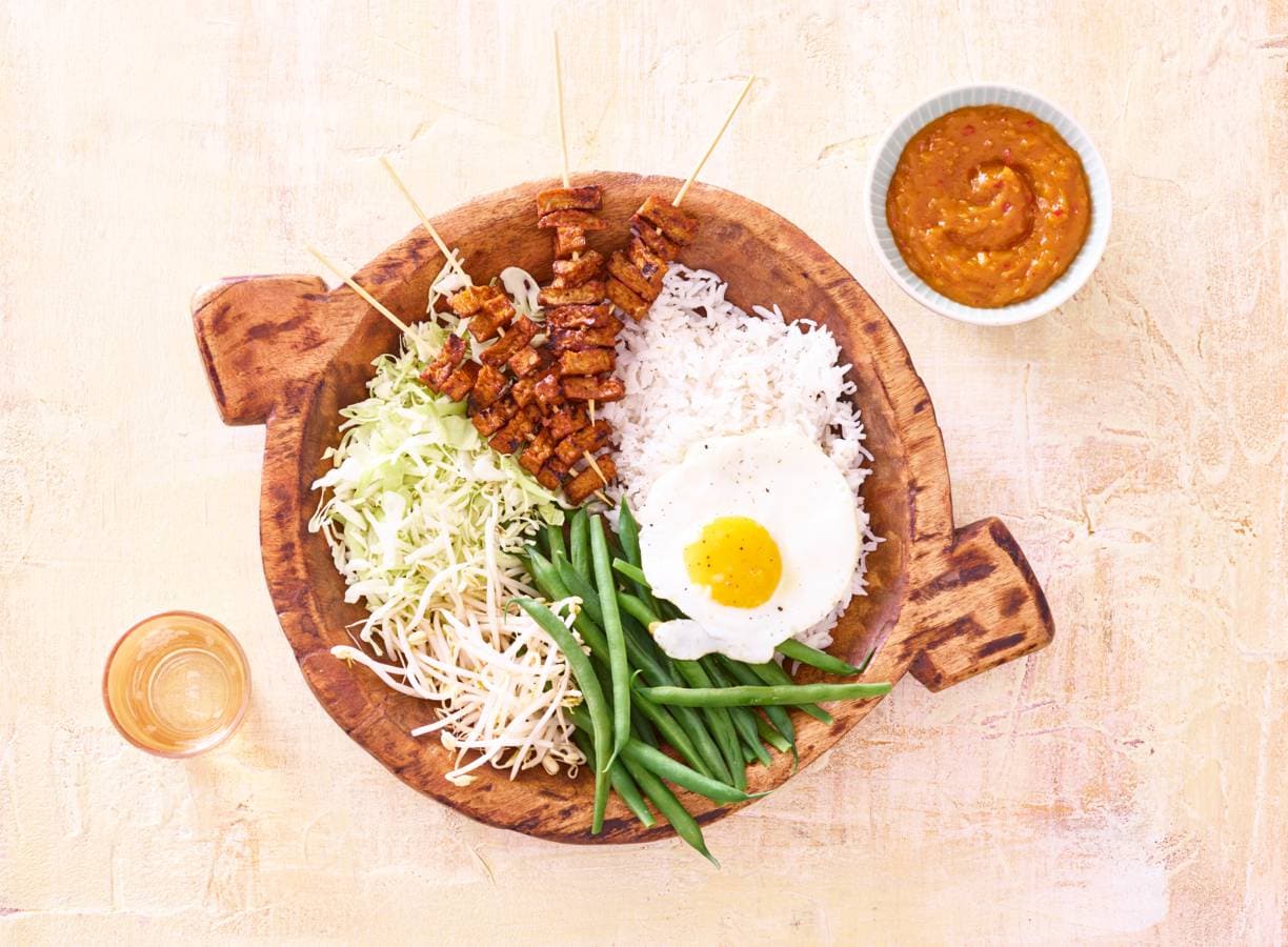 Gadogado met pittige tofureepjes en gebakken ei