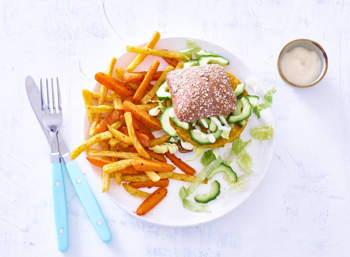 Mais-wortelburger met verse frites