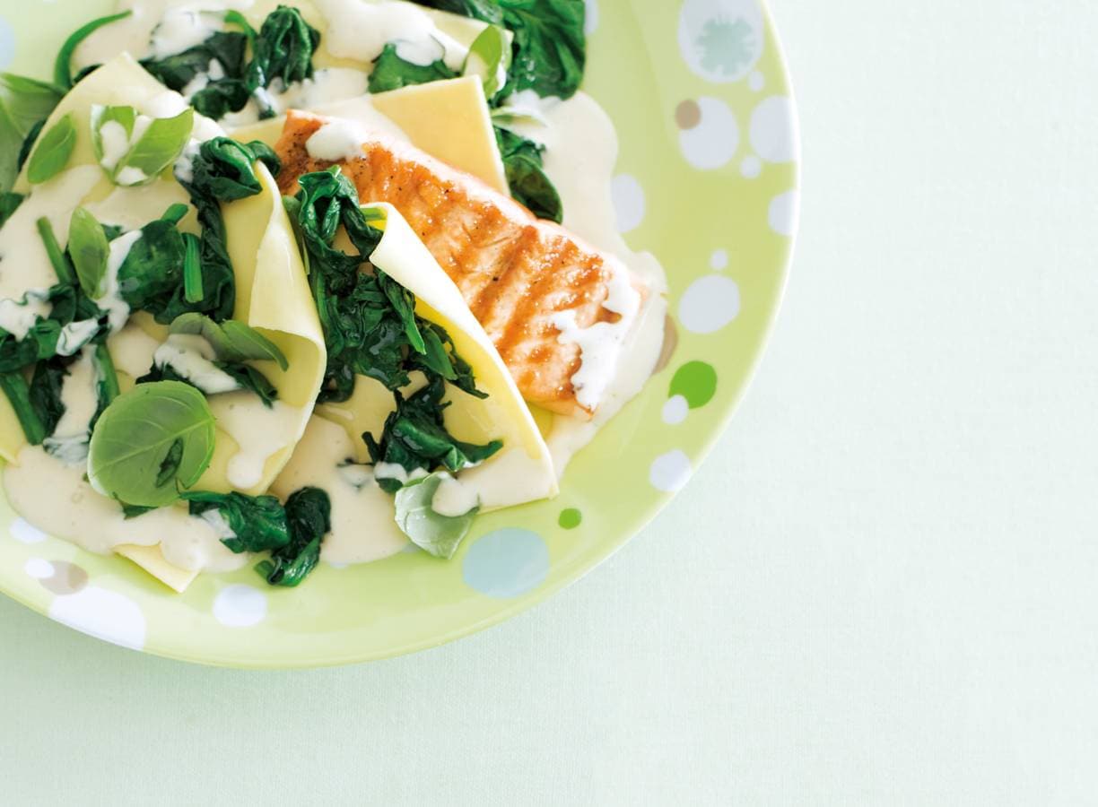 Pasta met zalm en basilicumspinazie