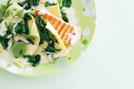 Pas­ta met zalm en ba­si­li­cum­spi­na­zie
