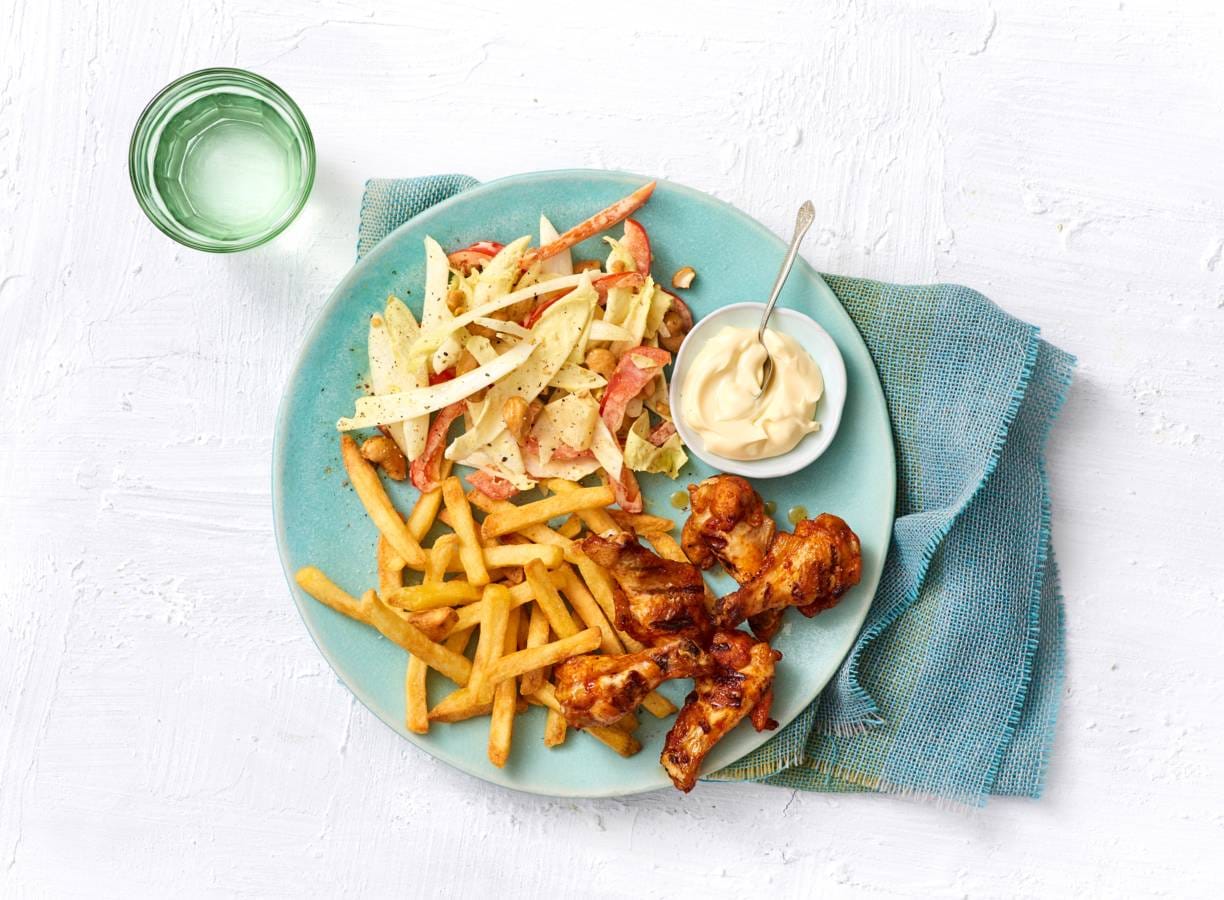 bbq kipkluifjes met frites en witlofsalade