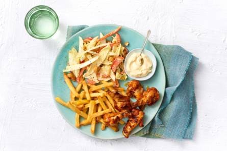 bbq kipkluifjes met frites en witlofsalade