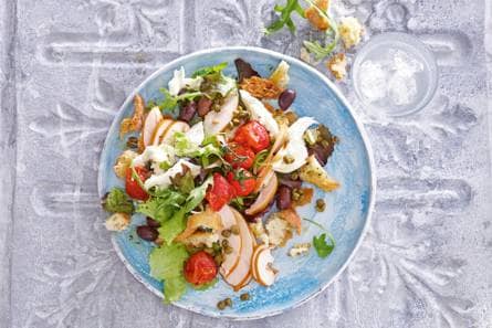 Mediterrane salade met basilicumcroutons