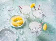 De letterlijke betekenins van piña colada is: gezeefde ananas, een verwijzing naar de bereidingswijze van deze populaire cocktail van rum, ananas en kokos.