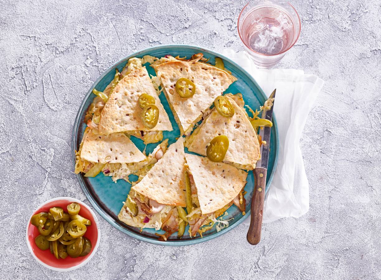 Quesadilla's met coleslaw en augurkenslices recept Allerhande