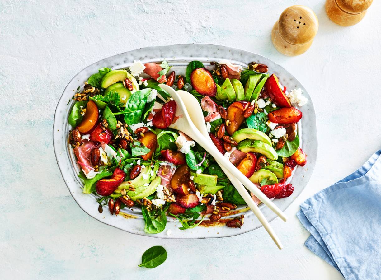 Salade met geroosterde pruimen en gedroogde ham