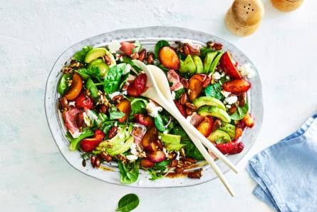 Salade met geroosterde pruimen en gedroogde ham