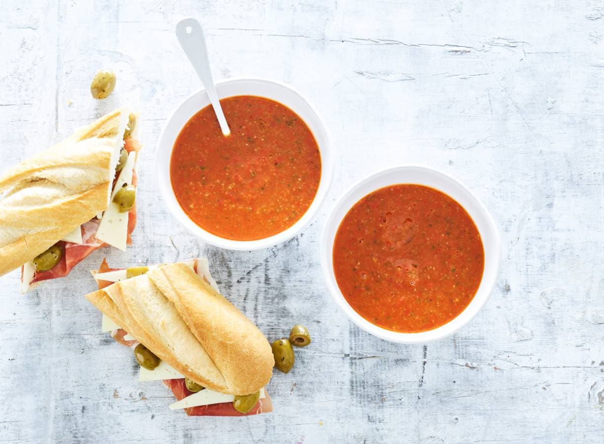 Snelle gazpacho met stokbrood
