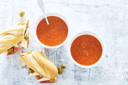 Snelle gazpacho met stokbrood