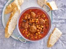 Gehaktballetjes in tomatensaus nieuwe stijl met tandoorikruiden en kikkererwten.