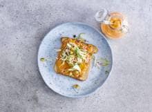 Een originele lunch hoeft helemaal niet veel werk te zijn. Beleg een broodje met tonijn en maak zelf een lekkere saus.