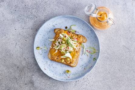 Broodje tonijn met knoflook-srirachamayo
