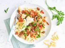 Probeer je pasta eens met vis: heerlijk met penne, broccoli en tomatensaus.