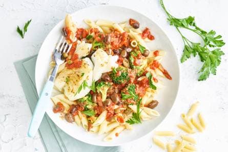 Penne puttanesca met broccoli en kabeljauw
