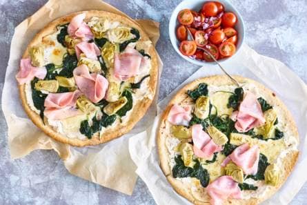 Pizza bianca met ham, spinazie en artisjok