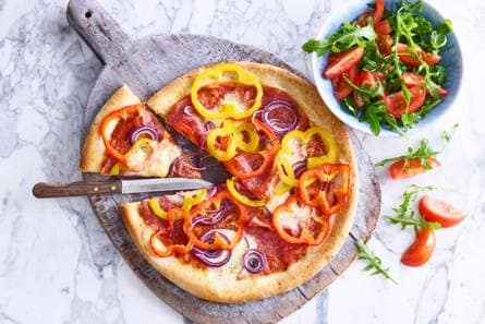 Salamipizza met mozzarella en tomatensalade