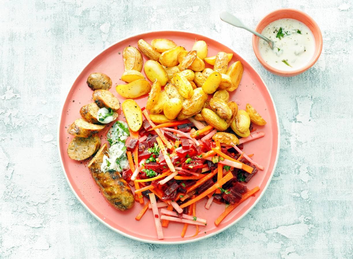 Gegrilde braadworst met bieten-koolrabisalade