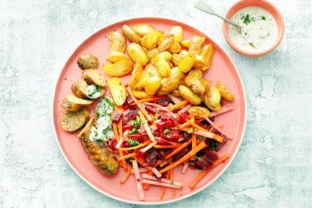 Gegrilde braadworst met bieten-koolrabisalade