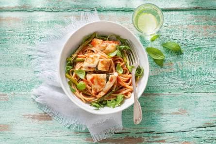 Linguine met caprese kip in tomatensaus