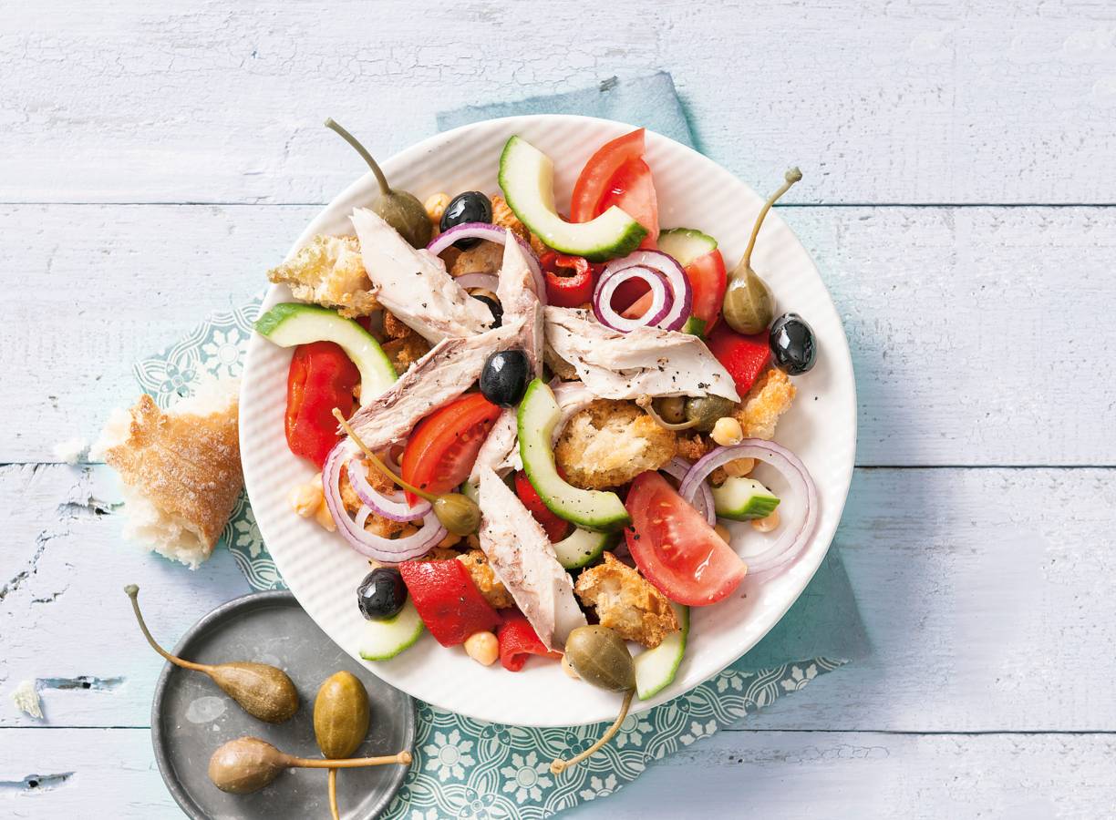 Rijkgevulde panzanella met gerookte makreel