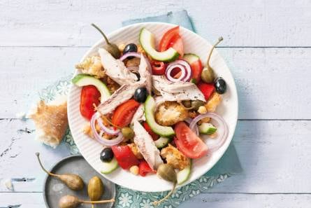Rijkgevulde panzanella met gerookte makreel