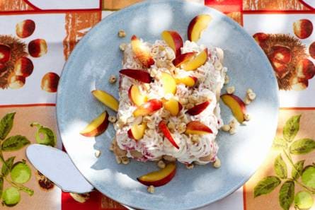 Ti­ra­mi­su met zo­mer­fruit en ha­zel­noot