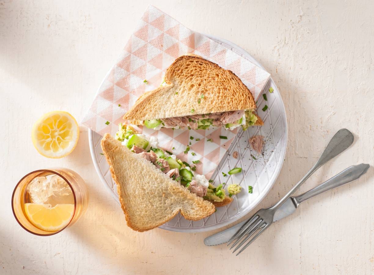 Tonijnsandwich met avocado, komkommer & munt