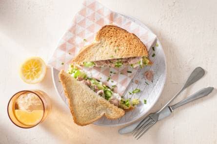 Tonijnsandwich met avocado, komkommer & munt