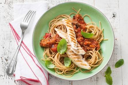 Volkorenspaghetti met malse kiphaasjes