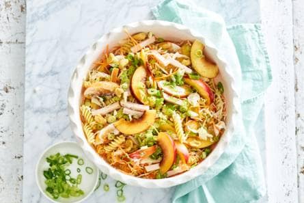 Zomerse pastasalade met gerookte kipfilet