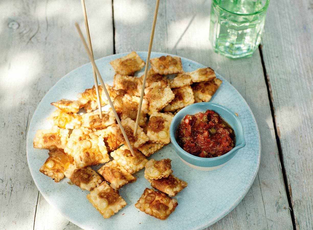 Gefrituurde ravioli met tomatendip