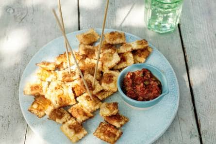 Gefrituurde ravioli met tomatendip