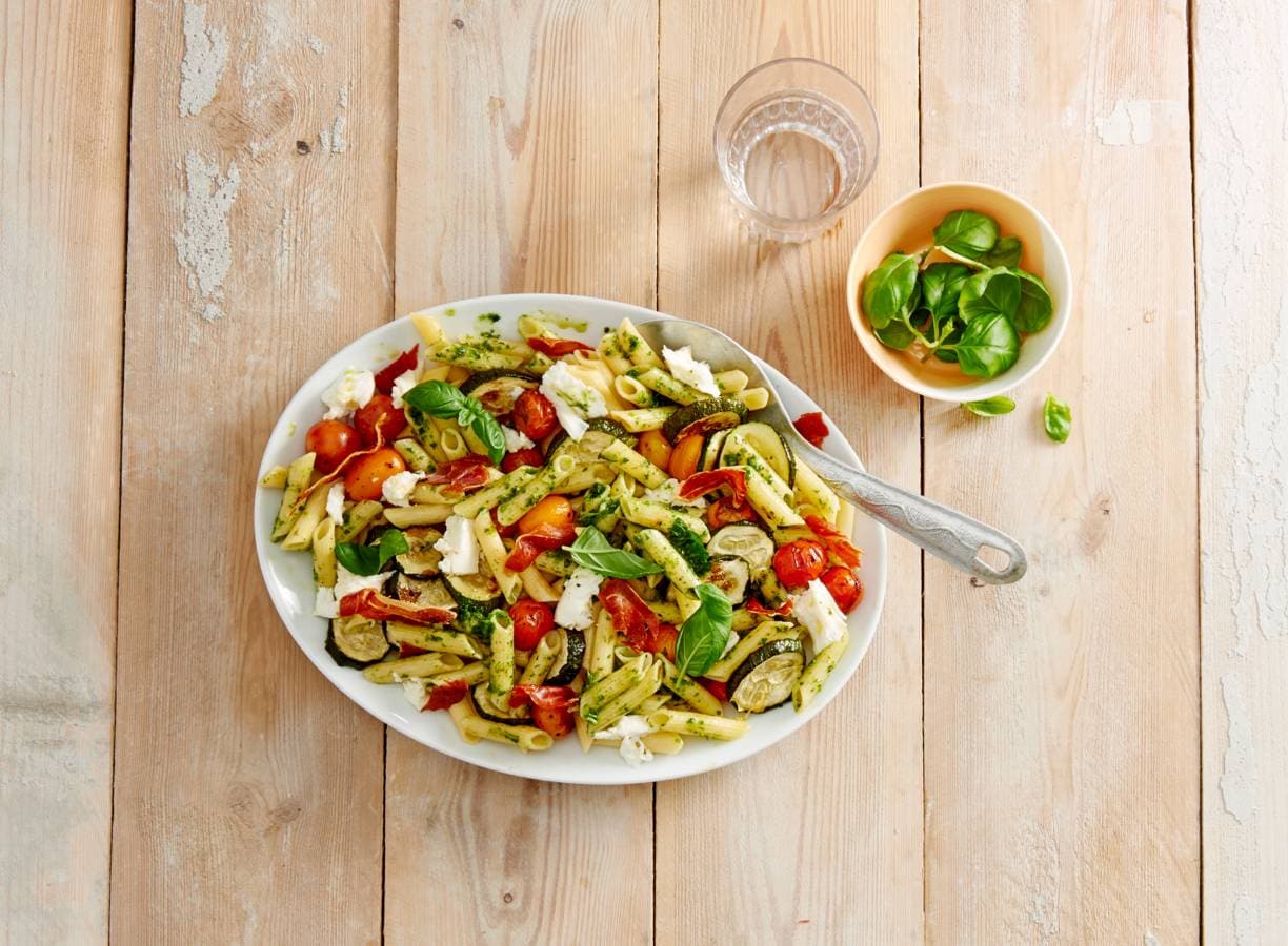 Kleurrijke glutenvrije pennesalade